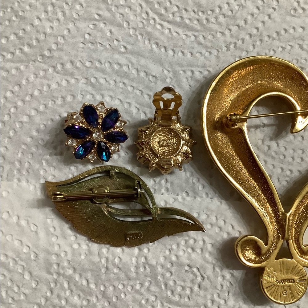 Vintage Avon, Jj, & Roman brand jewelry. Brooches and earrings. - Picture 5 of 6